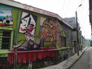 ‘El pollo al belador’:  “chicken on the bedside table”.  A mural in Valparaíso.
